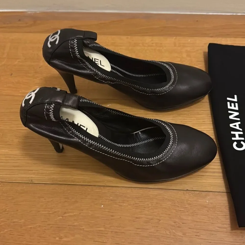 Chanel Vintage Black Leather White CC Logo Elastic Pumps size 39.5